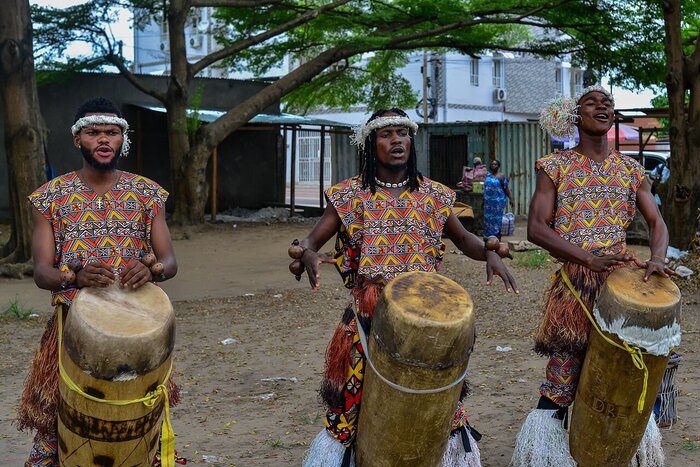 Männer in traditioneller Kleidung in der Republik Kongo Männer in traditioneller Kleidung in der Republik Kongo