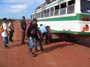 Miskito beim Reifenwechsel - Sprache in Nicaragua