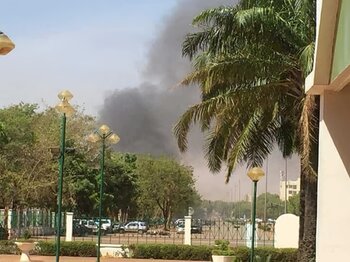 Rauch steigt 2018 aus der französischen Botschaft in Burkina Faso auf Rauch steigt 2018 aus der französischen Botschaft in Burkina Faso auf