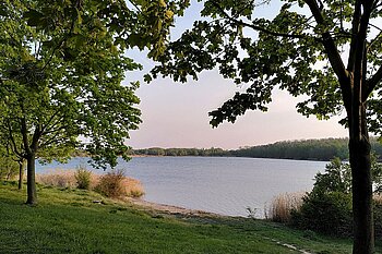 Ganz ruhig liegt der "Kulki" im Abendrot.