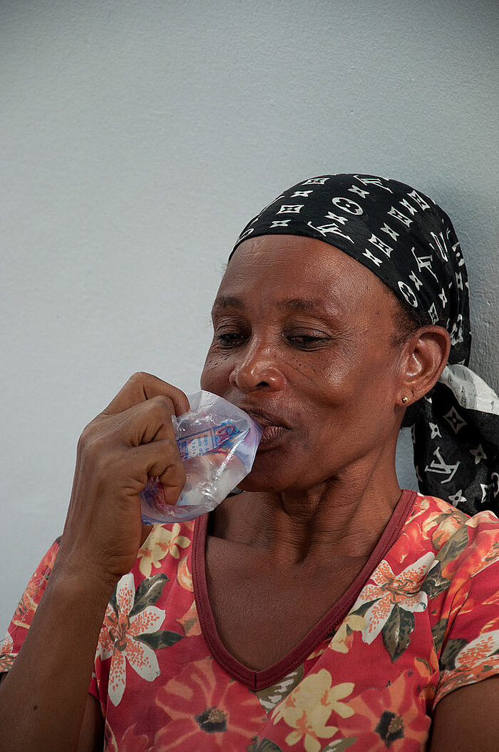 Wasser aus Plastiktüten in Ghana