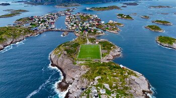Fußballplatz auf den Lofoten Lofoten Norwegen