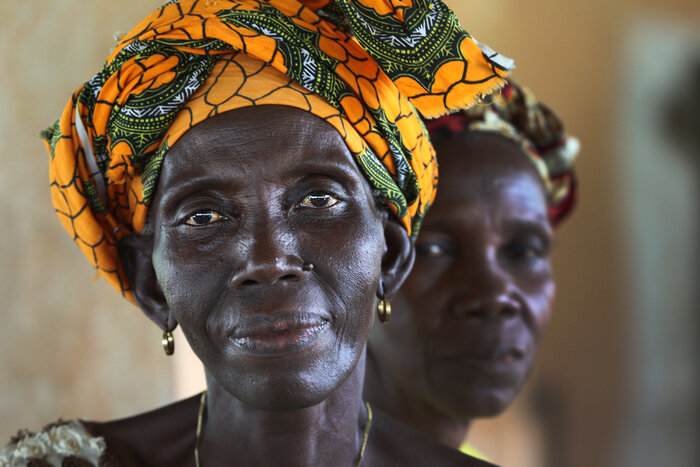 Frauen aus Sierra Leone mit Tuch