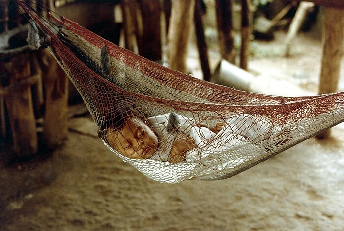 Baby in Hängematte in Honduras