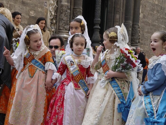Mädchen in historischen Kostümen aus Valencia