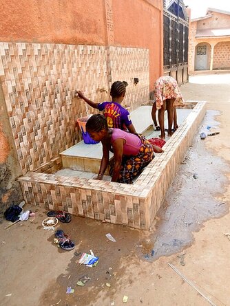 Guinea: Mädchen waschen Wäsche