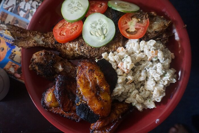 Essen in Liberia: Fisch mit Nudelsalat