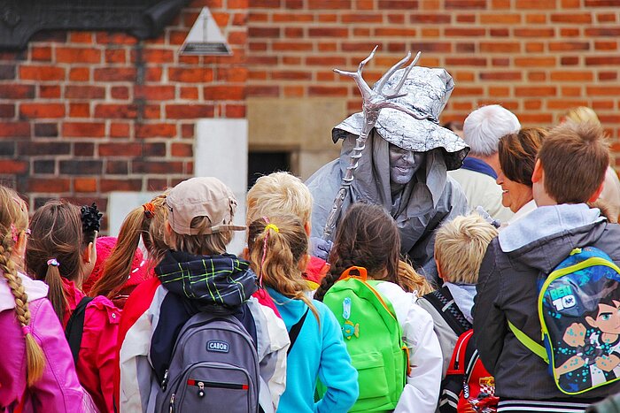 Schulklasse in Polen mit Straßenkünstler