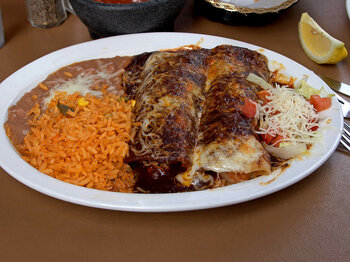 Enchilada mit Reis und Bohnen