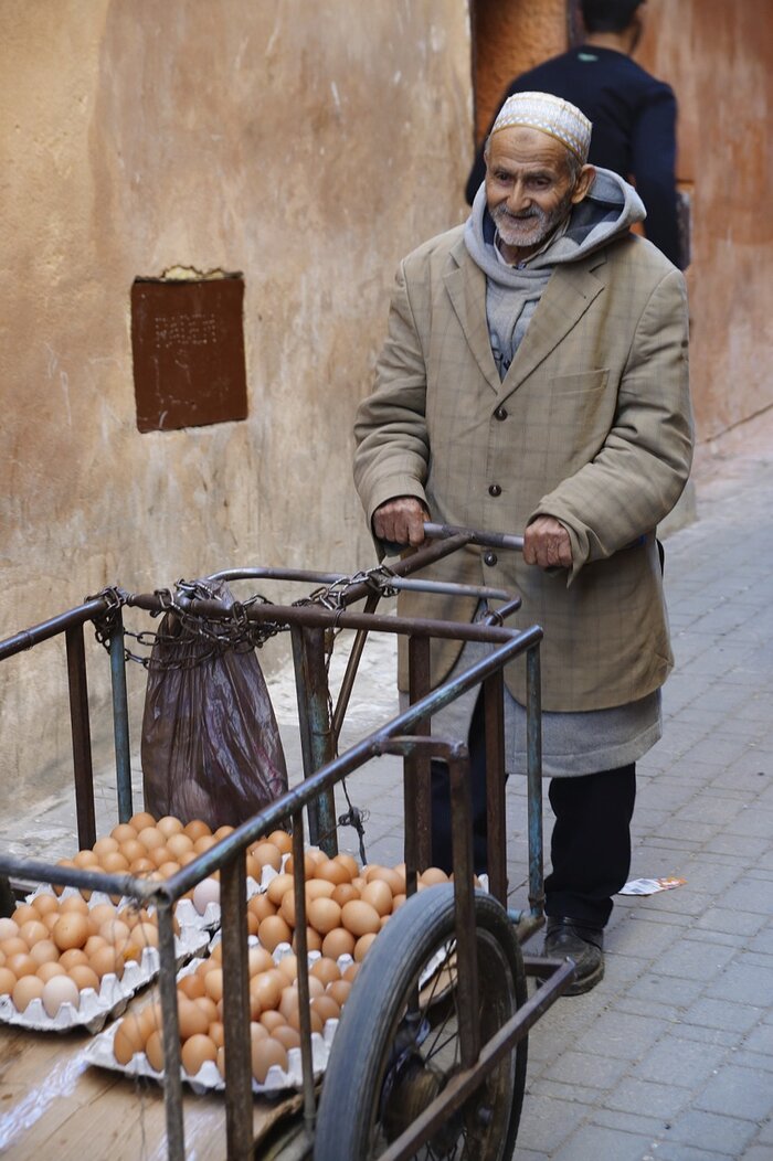 Mann mit Handkarren in Marokko