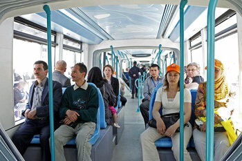 Einwohner von Algerien fahren mit der Straßenbahn in Algier