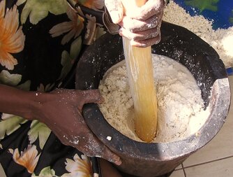 Maniokmehl wird gestampft