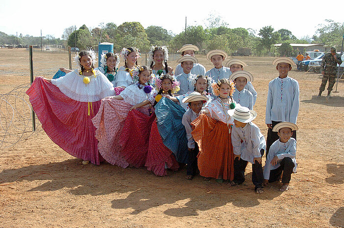 Folklore-Kindergruppe in Panama