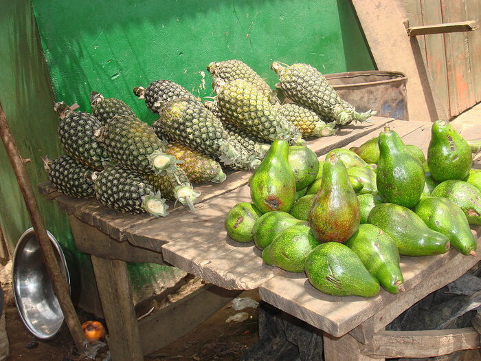 Ananas und Avocados auf einem Markt in der Elfenbeinküste