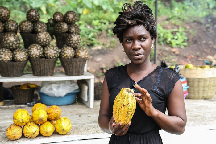 Verkauf von Kakaofrüchten und Ananas in Ghana
