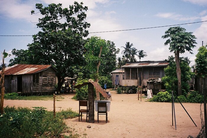 Strand und Hütten in São Tomé