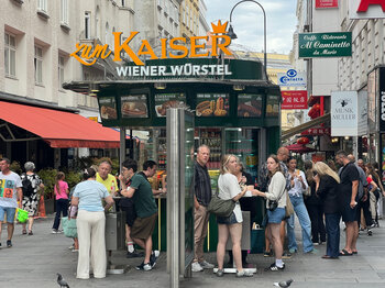 Einwohner und Touristen in Österreich am Würstelstand