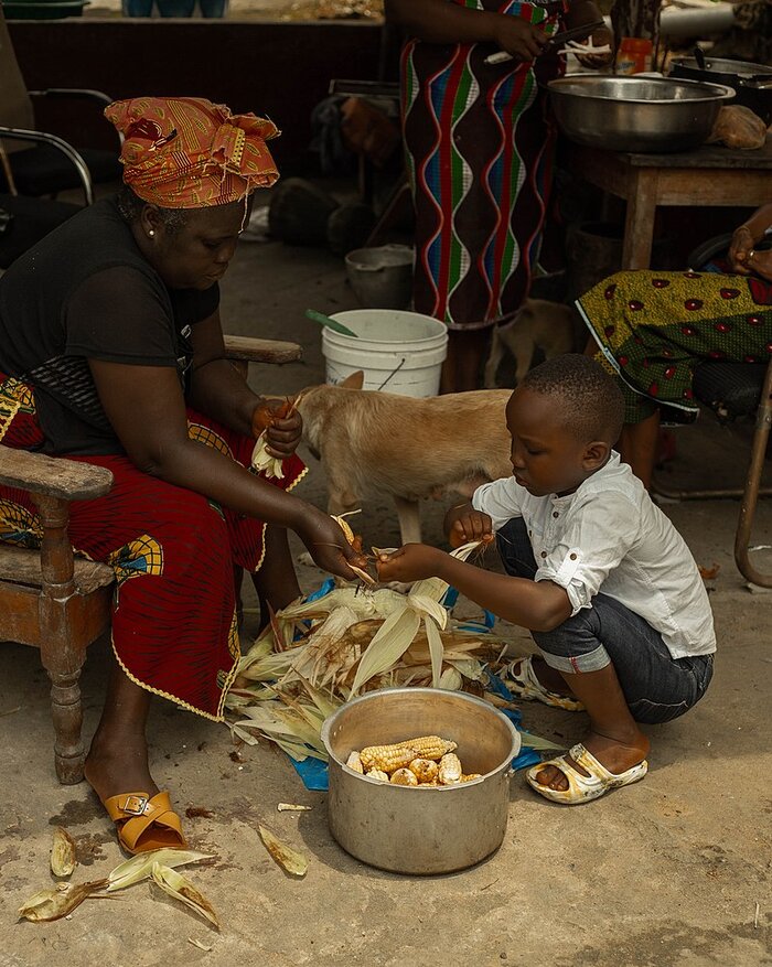 Mutter und Sohn in Liberia Mutter und Sohn kochen in Liberia Mais