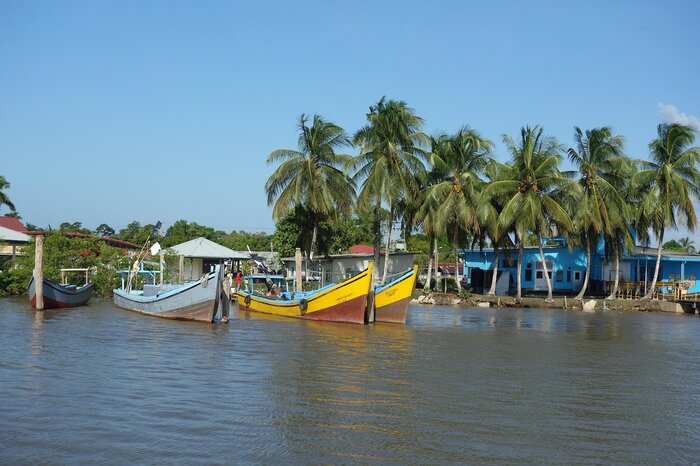 Boote in Suriname am Fluss
