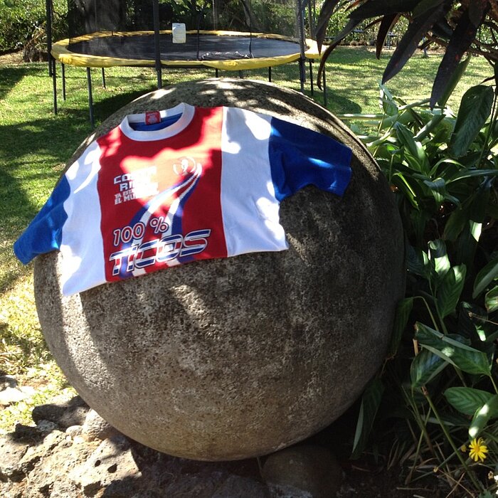 Trikot auf Steinkugel in Costa Rica