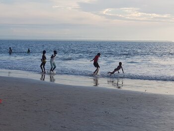 Kinder am Strand in Gabun