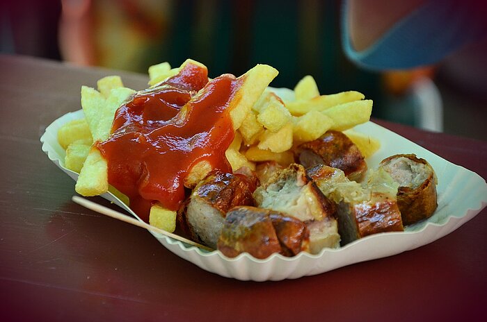 Currywurst mit Pommes