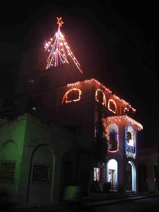Weihnachtlich geschmücktes Haus in Trinidad (Kuba)
