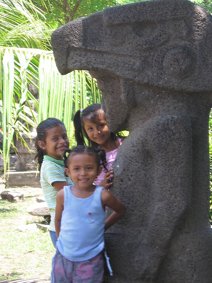 Kinder und Statue auf Omotepe