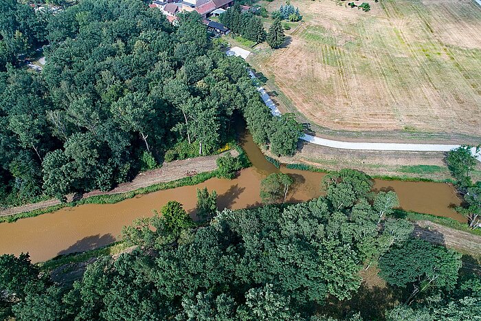 Hier siehst du einen kleinen Flussarm der Spree bei Spreewitz.