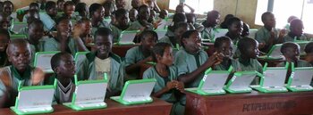 Grundschüler in Nigeria mit Laptops