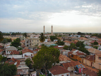 Blick auf Banjul und eine Moschee