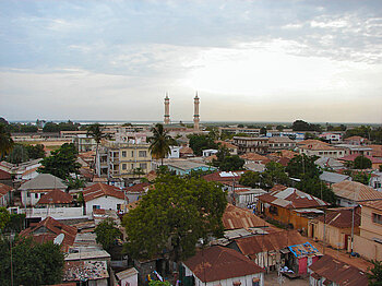 Blick auf Banjul und eine Moschee