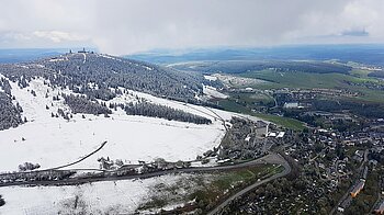 Im Winter kann auf dem Fichtelberg Schnee liegen.