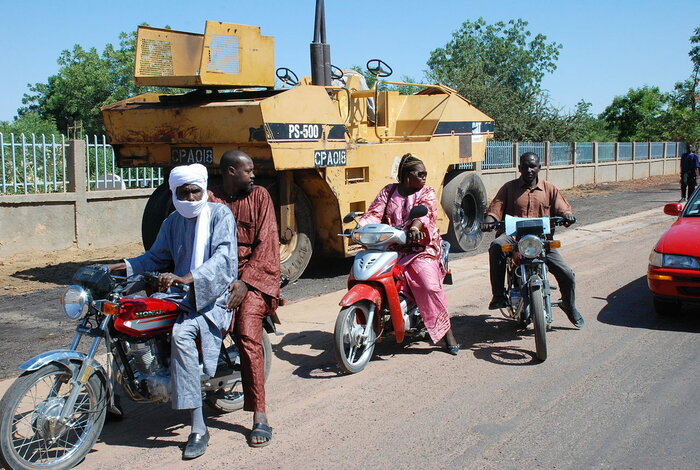 Leute auf Motorrädern im Tschad
