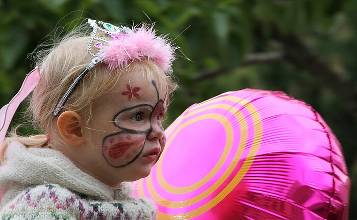 Mädchen in Island mit Ballon