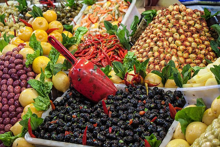 Oliven auf einem Markt in Marokko