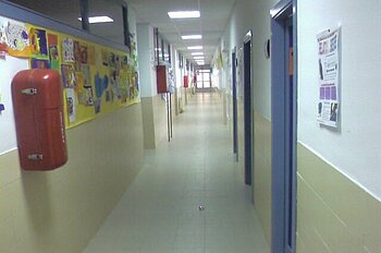 Korridor einer spanischen Grundschule