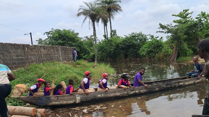 Schüler in einem Kanu in Liberia Schüler in einem Kanu in Liberia
