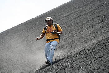 Sandboarding am Cerro Negro in Nicaragua