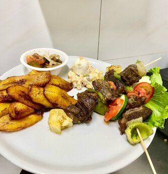 Kongolesisches Essen: Fleischsspieße mit Kochbananen