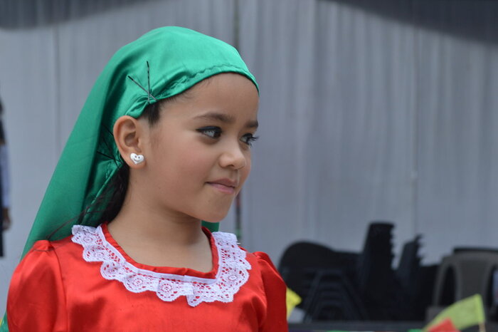 Kleine Tänzerin aus El Salvador