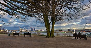 Blick vom Altonaer Balkon auf die Elbe