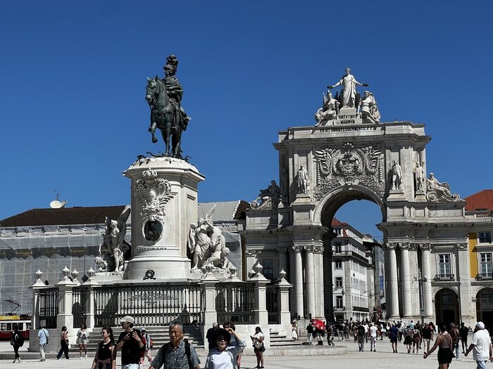 Platz in Lissabon mit Triumphbogen