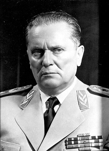 Josip Broz Tito war ab 1953 Staatspräsident Jugoslawiens. Seine Politik in Jugoslawien war von 1945 bis 1980 diktatorisch. 