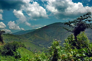 Berge und Wolken in Südkivu