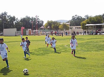 Kinder spielen Fußball in Mexiko