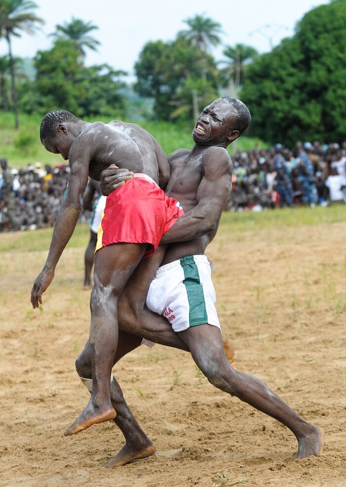 Männer aus Togo beim Ringkampf