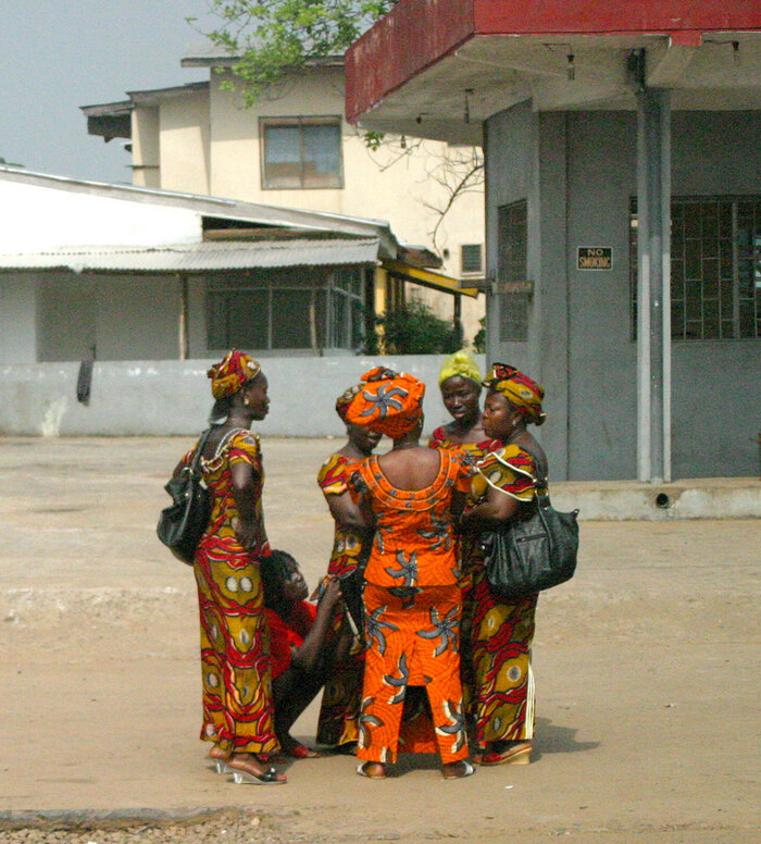 Frauen in Liberia in traditioneller Kleidung Frauen in traditioneller Kleidung in Liberia