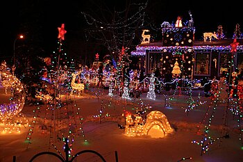 Weihnachtsdeko an Haus und im Garten in den USA