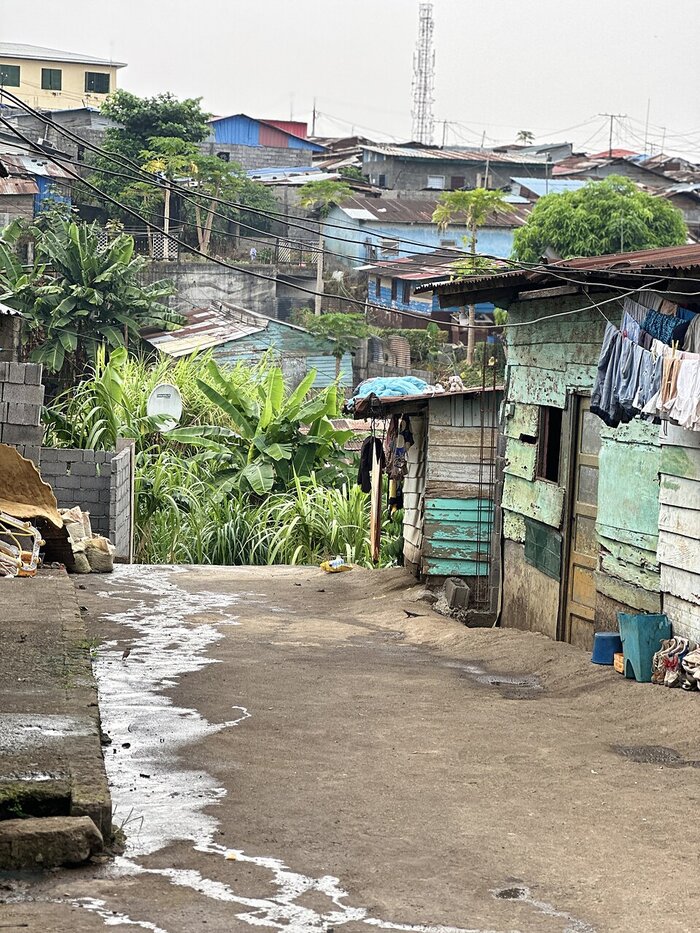 Hütten im Elendsviertel in Malabo (Afrika)